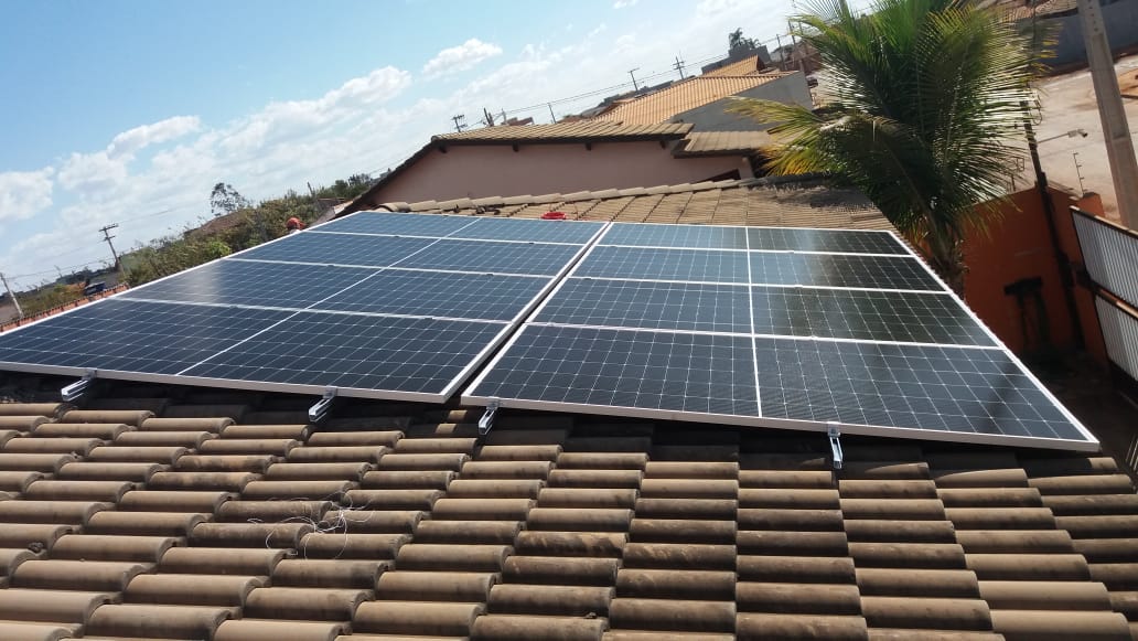 Painéis solares instalados em telhado de telha cerâmica de residência