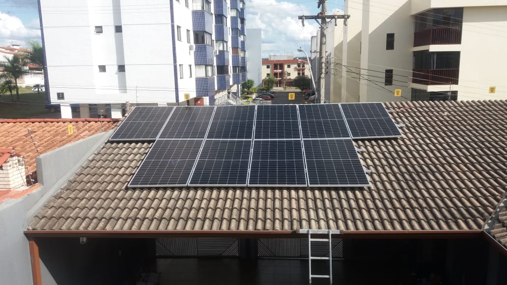 Telhado residencial de telha cerâmica com cerca de dez painéis solares